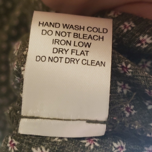 5/$30 NWOT IRIS V Neck Button front top - Picture 7 of 7